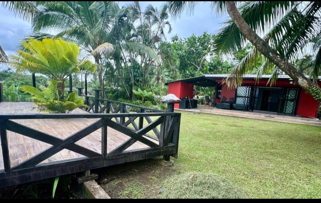 苏瓦Breath of Fresh air Suva Fiji的院子前有围栏的房子