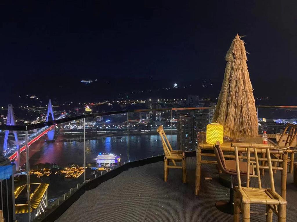 重庆Yunqi River View Terrace Hotel的阳台配有桌椅和圣诞树。