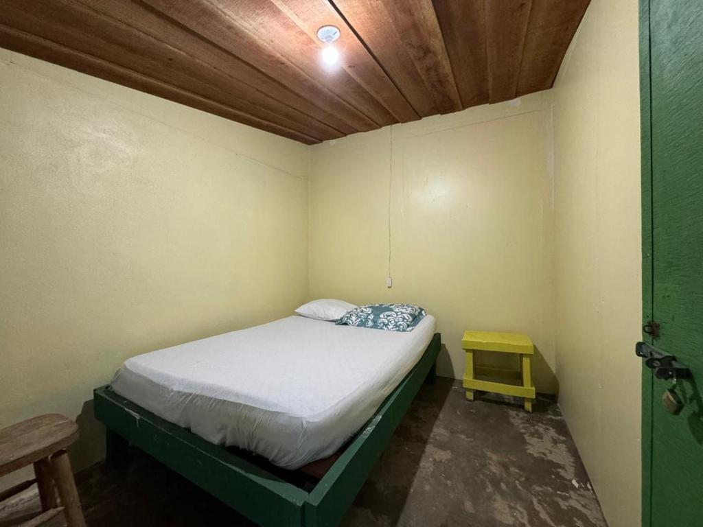 卡维塔Casa Mamré的一间小卧室,配有一张床和木制天花板