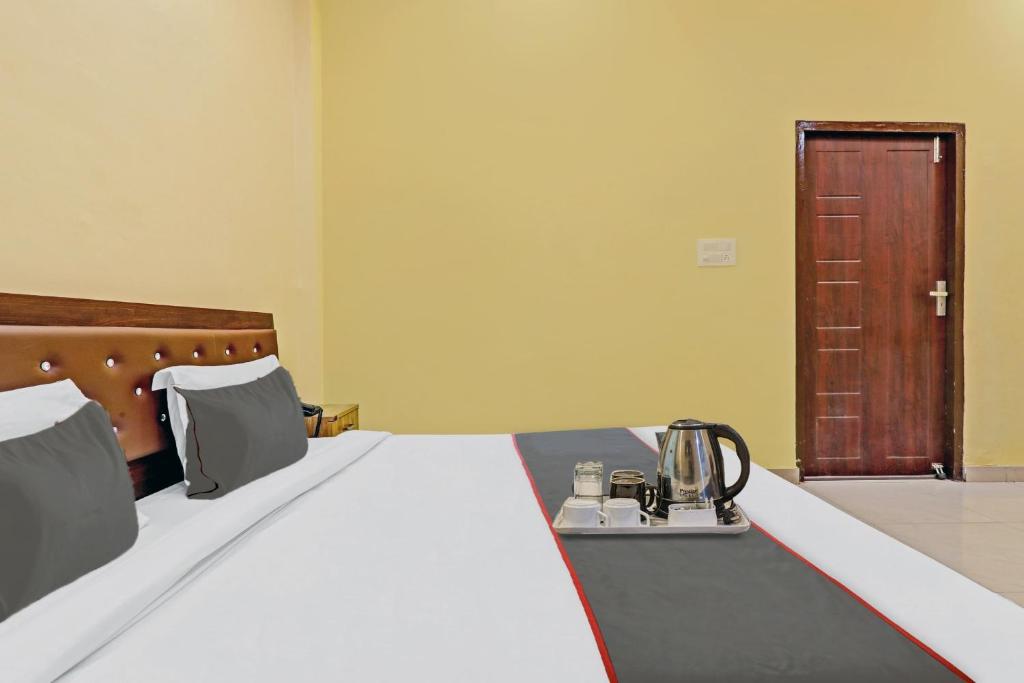 CharbaghCapital O Phenix Elite Near Phoenix United Lucknow的一间卧室配有一张大床,上面有桌子
