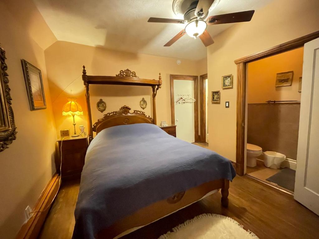 尼亚加拉瀑布THE RED STAR ROOM B的一间卧室配有一张床和吊扇