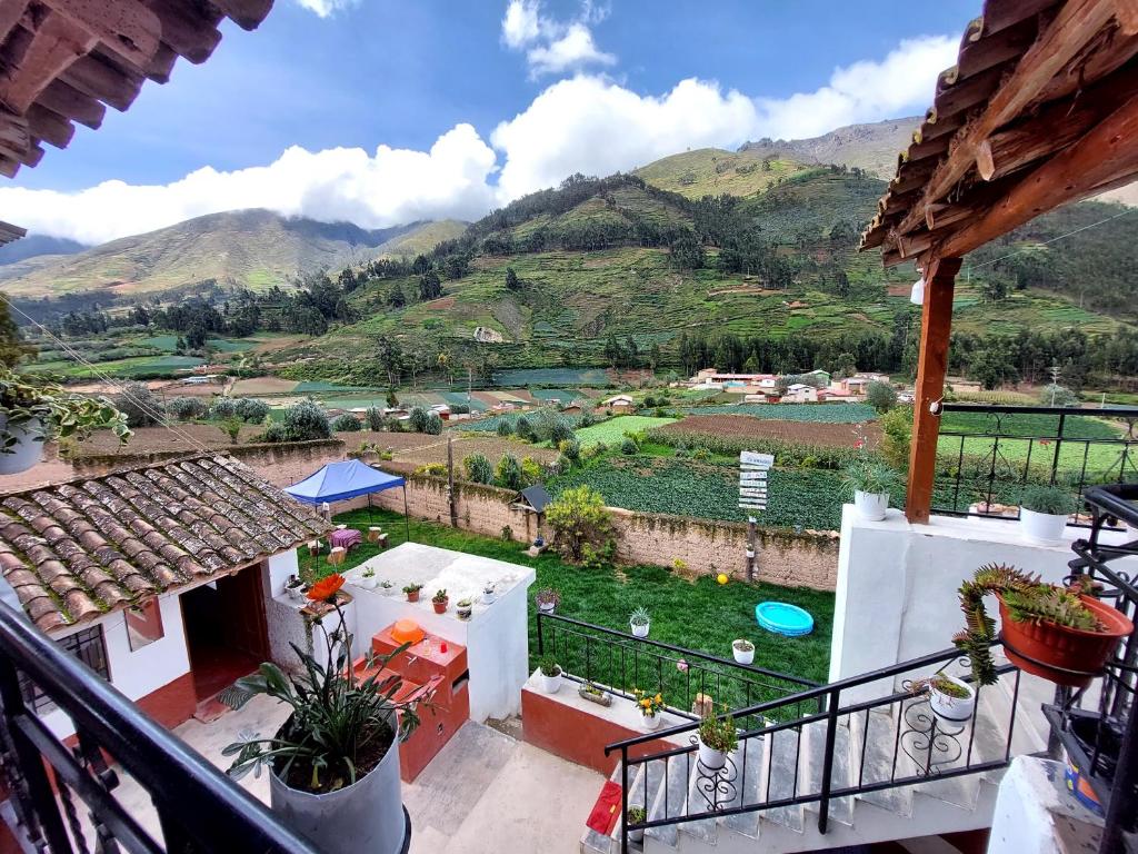 塔尔马Casa de Campo-Hospedaje Munay Wasi的阳台享有山脉背景的景色。