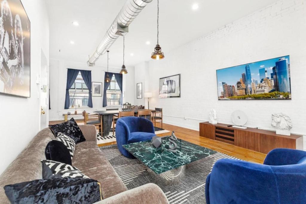 纽约Luxurious 3 Bedroom Apartment的客厅配有蓝色椅子和沙发