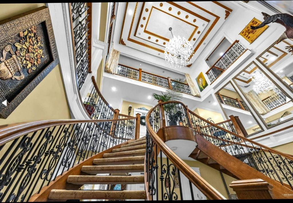 萨里The Empress Palace Hotel的一座带吊灯的房屋内的螺旋楼梯