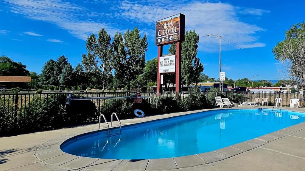 蒙特罗斯黑峡谷汽车旅馆的加油站前的游泳池,有标志