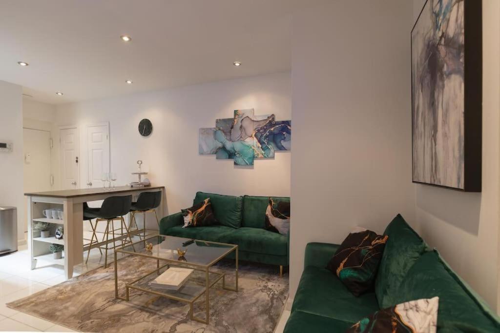 纽约Stylish 5 Bedroom Apt in NYC!的客厅配有绿色沙发和桌子