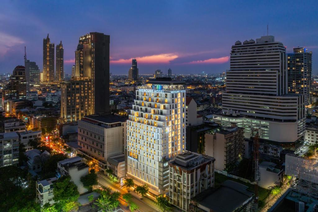 曼谷Mercure Bangkok Surawong的享有城市天际线的美景。