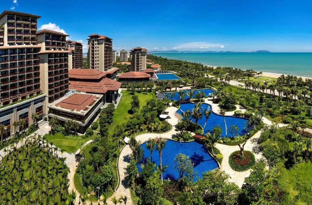 三亚海旅·君澜三亚湾迎宾馆的享有度假村和海洋的空中景致