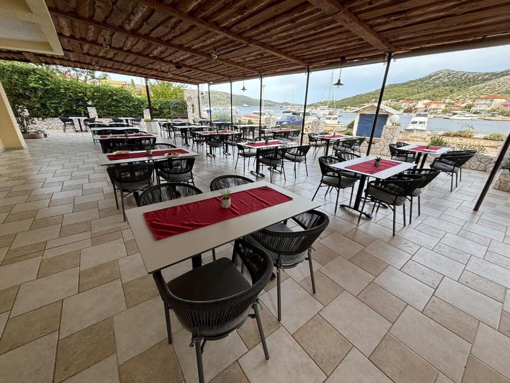 特罗吉尔维拉萨马茨公寓的一间设有桌椅的景观餐厅