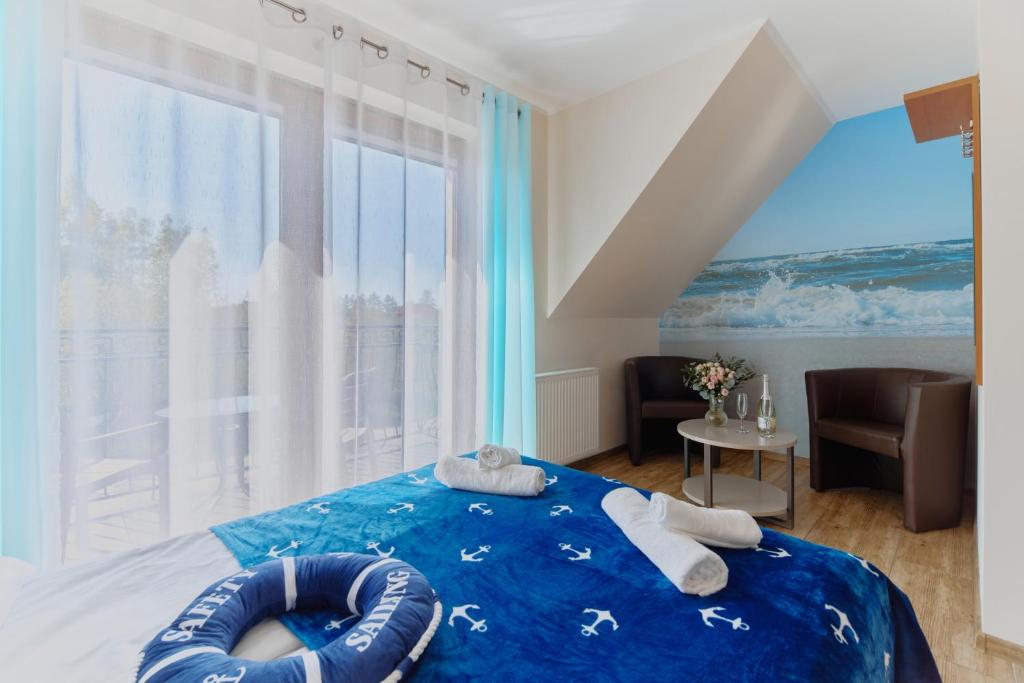 格里兹鲍Villa Konwalia的一间卧室设有一张蓝色的床和大窗户