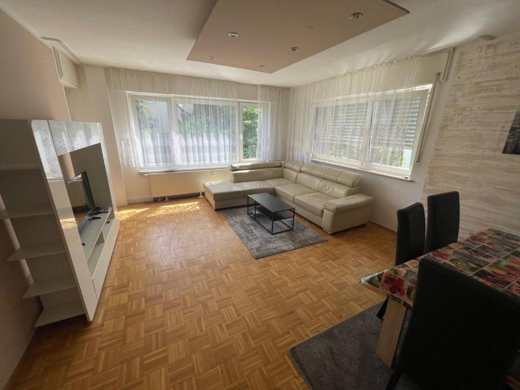 科隆Apartment Köln Porz的客厅配有沙发和桌子