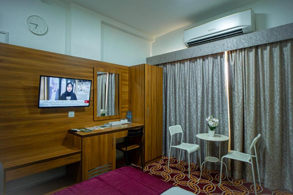 AL KARNAK HOTEL - BRANCH的电视和&#47;或娱乐中心