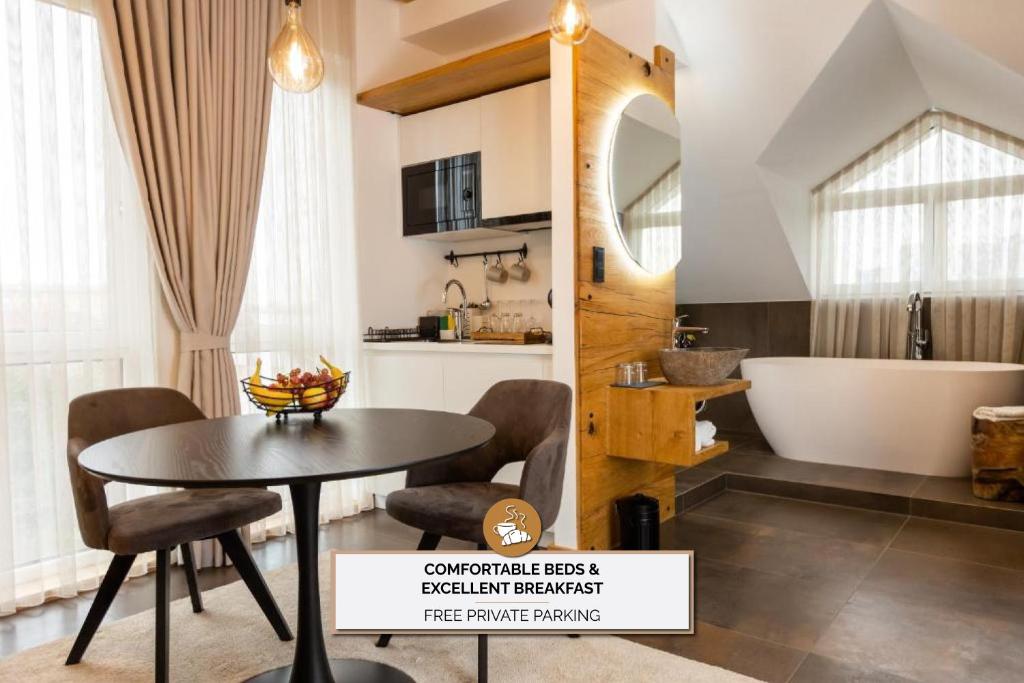 马里博尔Kavenija apartmaji - Free Parking的客房内的浴室设有桌子和浴缸