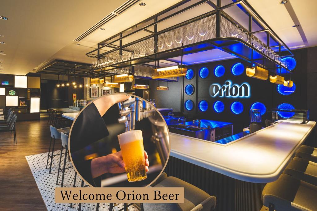 那霸Orion Hotel NAHA的酒吧里拿着啤酒的人