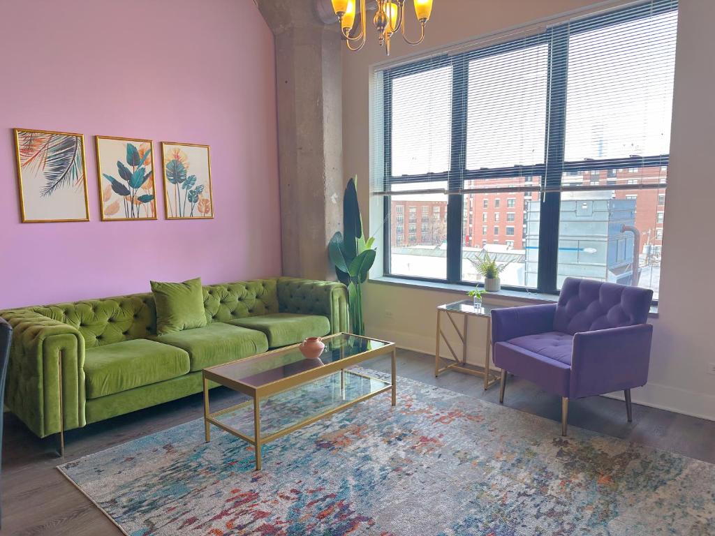 芝加哥McCormick Place Skyline view 2br-2ba with Optional parking for 6 guests的客厅配有绿色沙发和紫色椅子