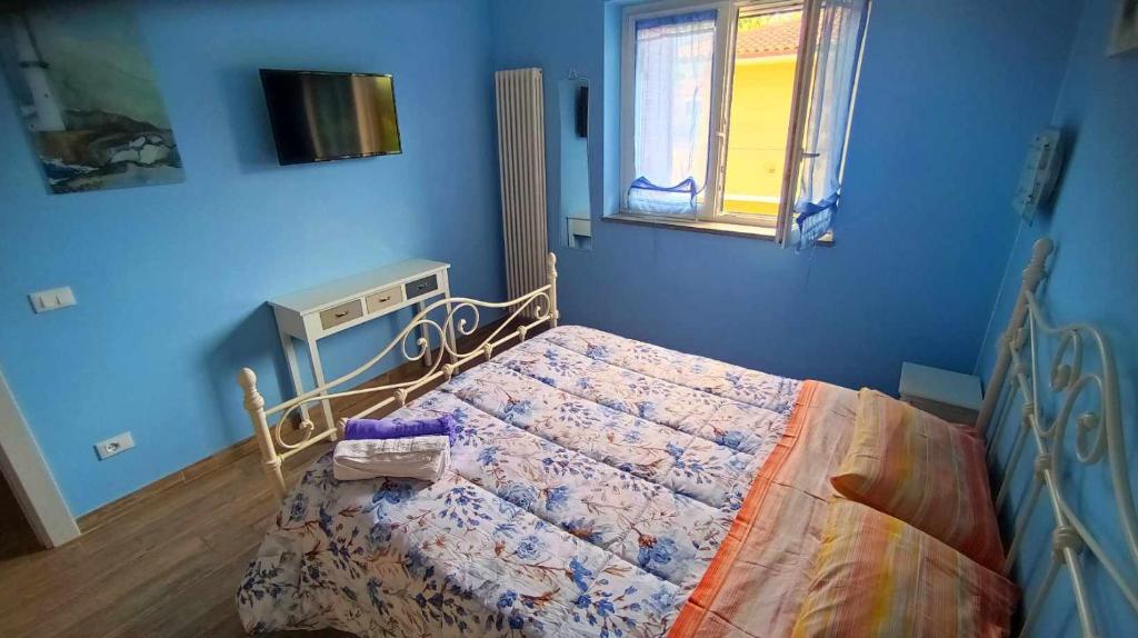博尔塞纳Domus Bolsena的蓝色客房中一间带床的卧室