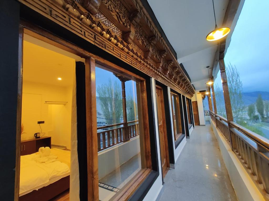 列城Zanu Residency的客房设有窗户,阳台配有一张床