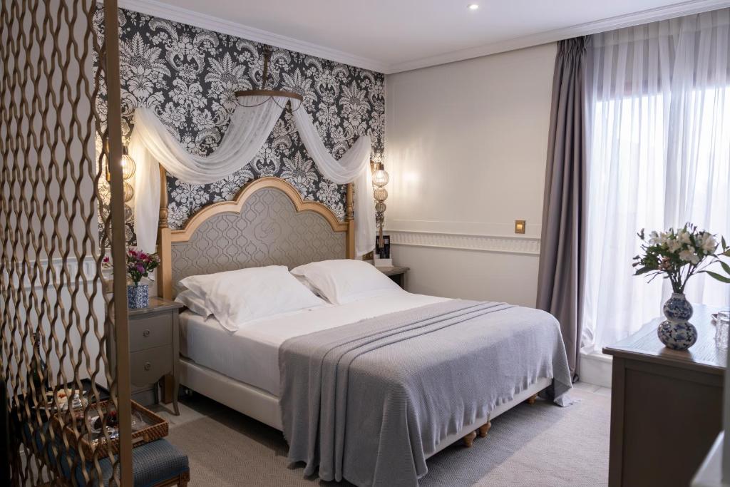 塞维利亚格拉维纳酒店51号的一间卧室配有一张带天蓬的大床