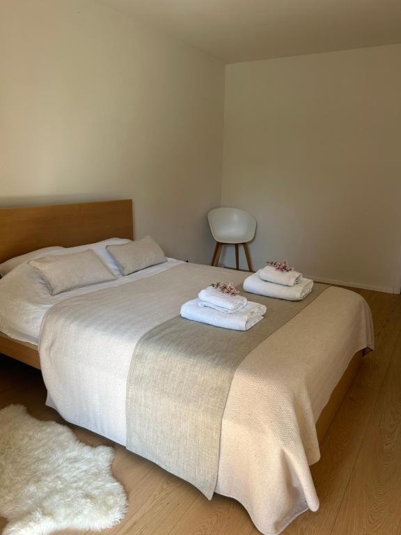 HerveChalet au pays de Herve的一间卧室配有一张大床和毛巾