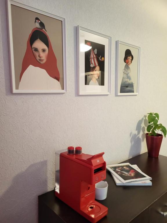 里加Iļģuciema Apartment的墙上挂着照片的红色微波炉