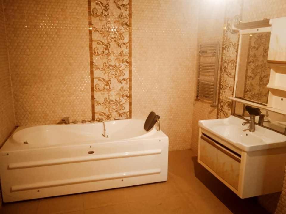 斯基克达Jean d’arc的浴室配有白色浴缸和水槽
