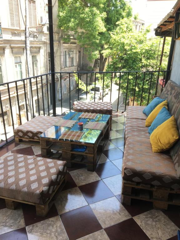 第比利斯Relax Inn Tbilisi的阳台配有沙发和桌子。