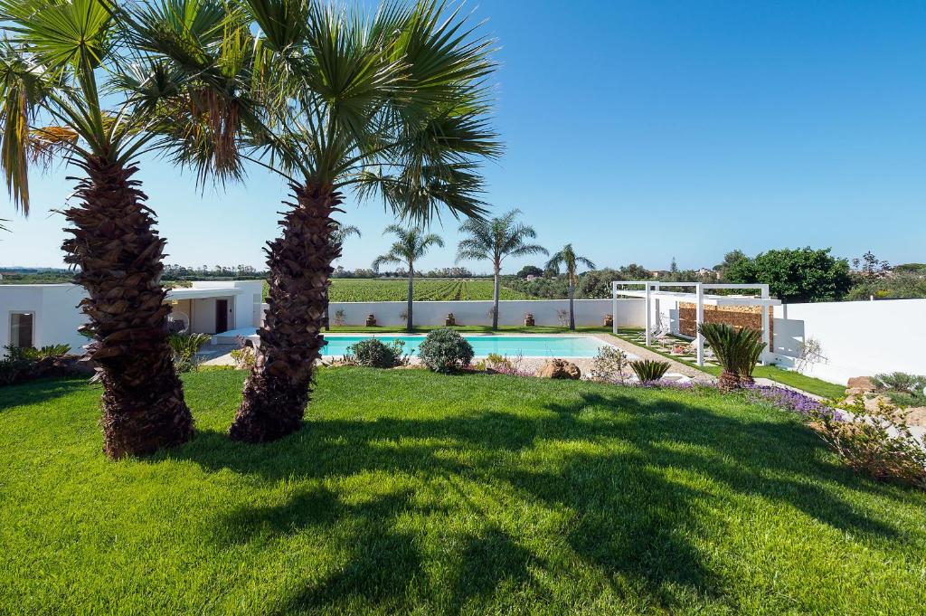 马劳萨Pietra del Sole的一座别墅,设有游泳池和棕榈树