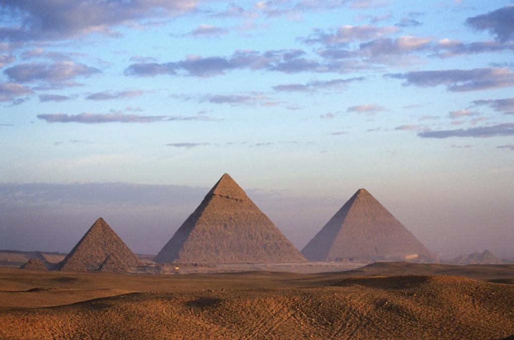 开罗pyramids Alaaeldeinn的日落时分吉萨金字塔的景色