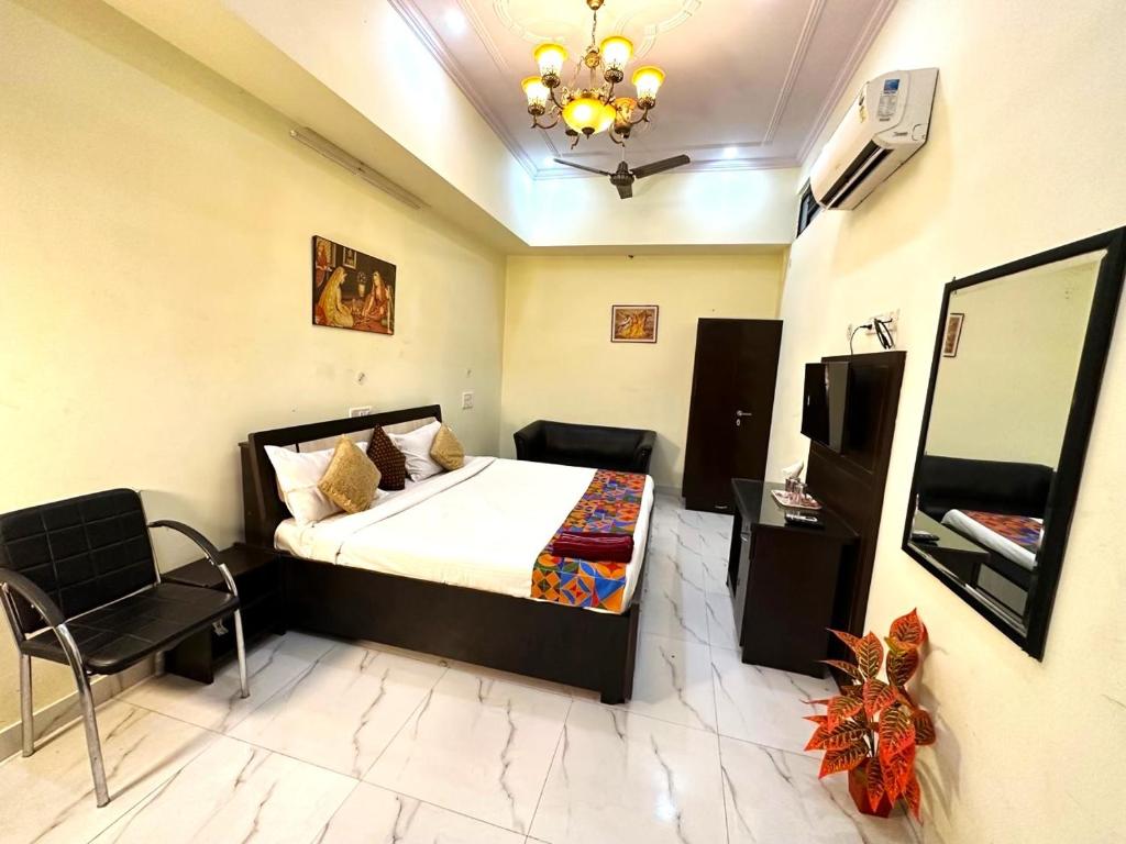 斋浦尔Jaipur Heritage Haveli的一间卧室,卧室内配有一张床和一把椅子