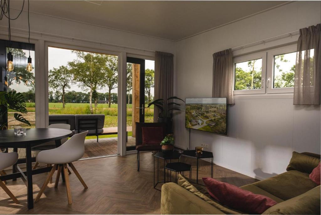 莱森Panorama lodge with wellness and hottub 2 p.的客厅配有沙发和桌子
