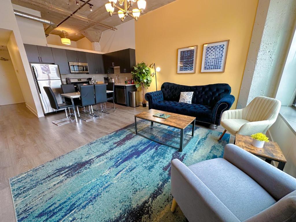芝加哥McCormick Place 3br-2ba luxury Family Heaven with optional parking for 8 guests的带沙发和桌子的客厅以及厨房。