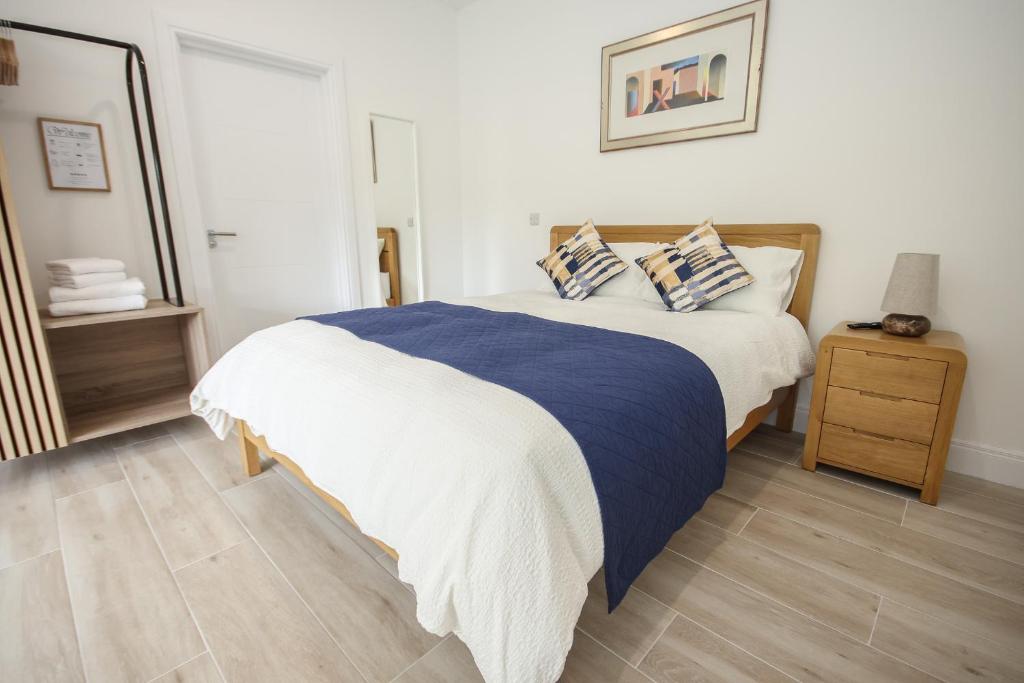 CarrickCarrick Gate的一间卧室配有一张带蓝白色毯子的床