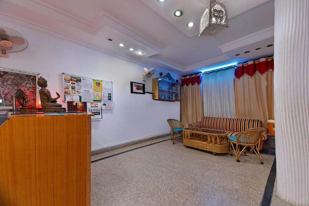 NarendranagarOYO Radhe Krishana Guest House的一间位于商店的带沙发和椅子的等候室