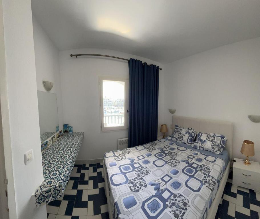 甘达坞伊港Bel appartement au coeur du Port El Kantaoui的一间卧室设有一张床和一个窗口