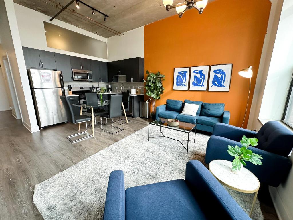 芝加哥McCormick Place 2b-2b family unit with optional parking sleeps up to 6的一间带蓝色沙发的客厅和一间厨房