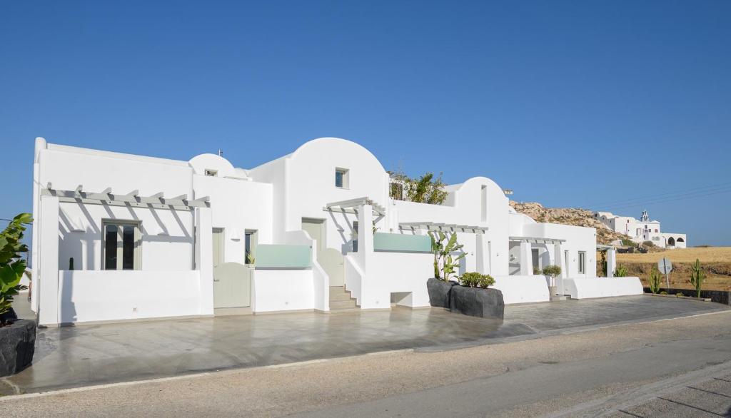 莫诺利索斯Aegean Diamonds Luxury Suites的路边的一排白色建筑
