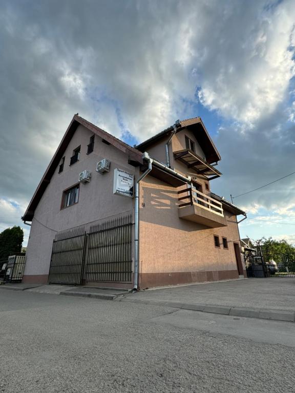 克卢日-纳波卡Sport Hostel Cluj的一座建筑,上面有车库标志