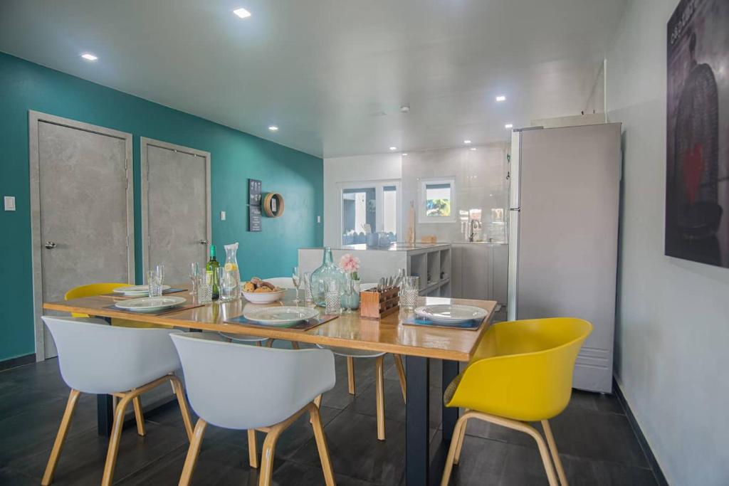 努尔德Casa Lima- Lovely Home Among All The Hotspots的一间带桌子和黄色椅子的用餐室