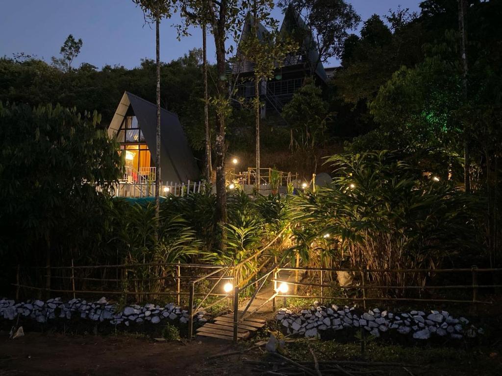 瓦加蒙Leafmistvagamonholidays的夜晚点亮花园的灯光