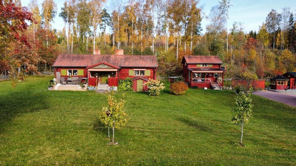 赖特维克Mysigt boende I Rättvik med utsikt över Siljan的院子中间的红色房子