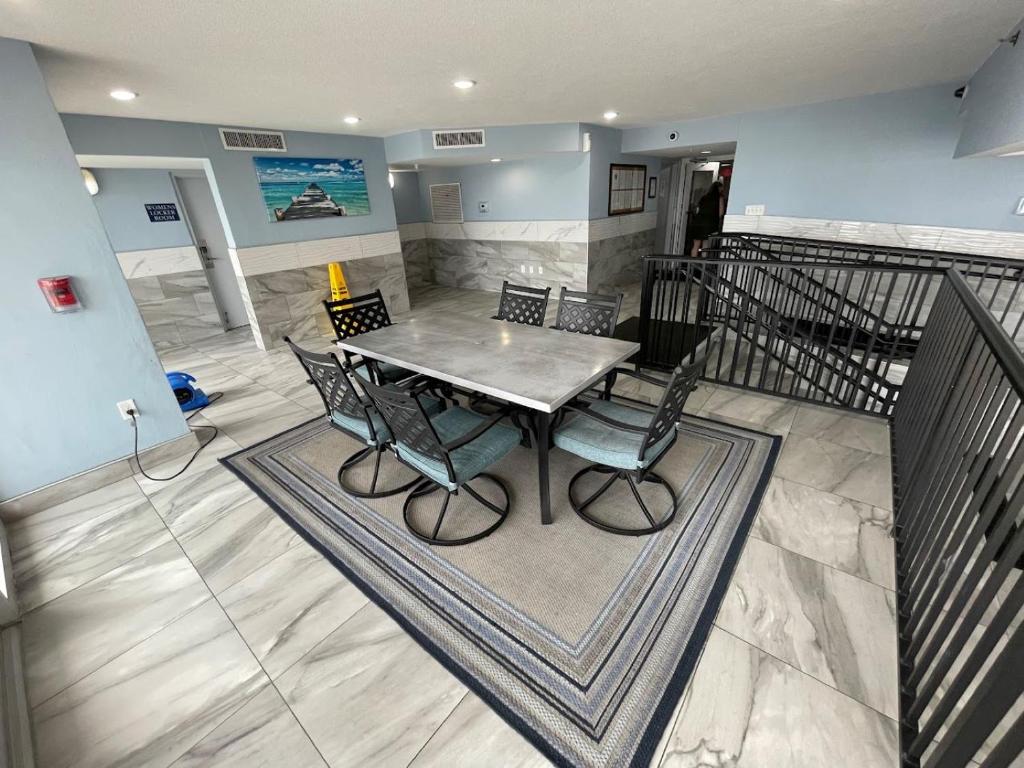 Oceanfront 2BR King Suite Atlantica Resort的厨房或小厨房