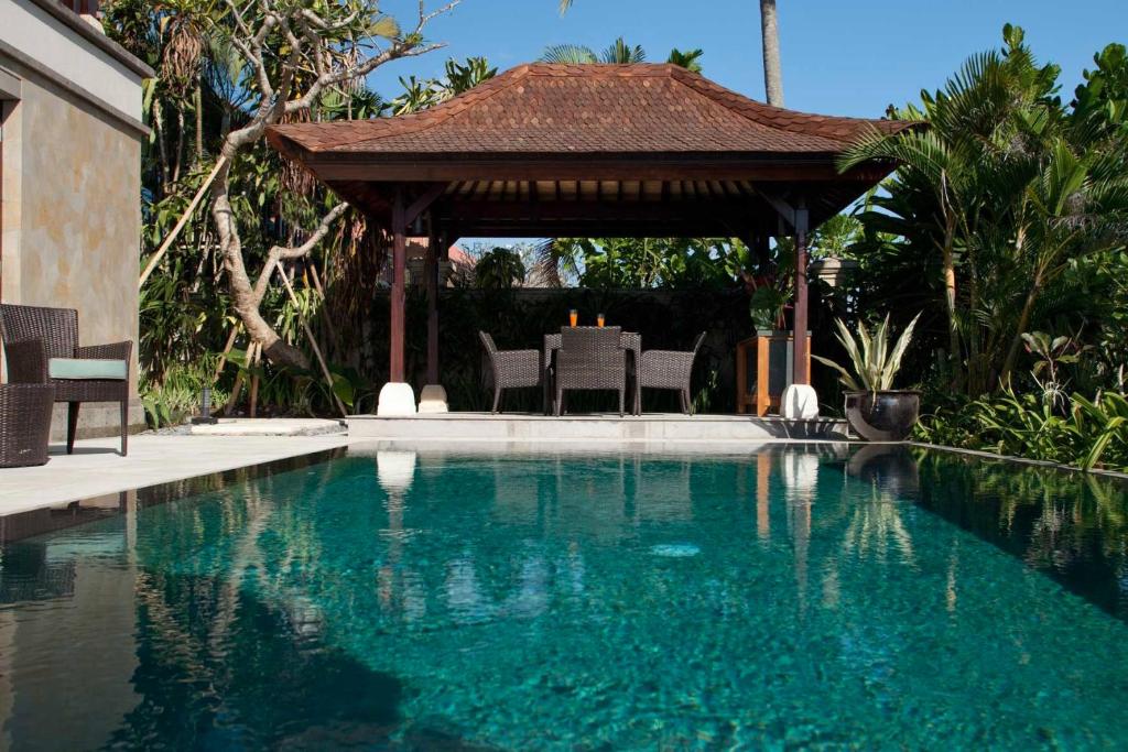 海神庙桑德拉别墅酒店的后院带凉亭的游泳池