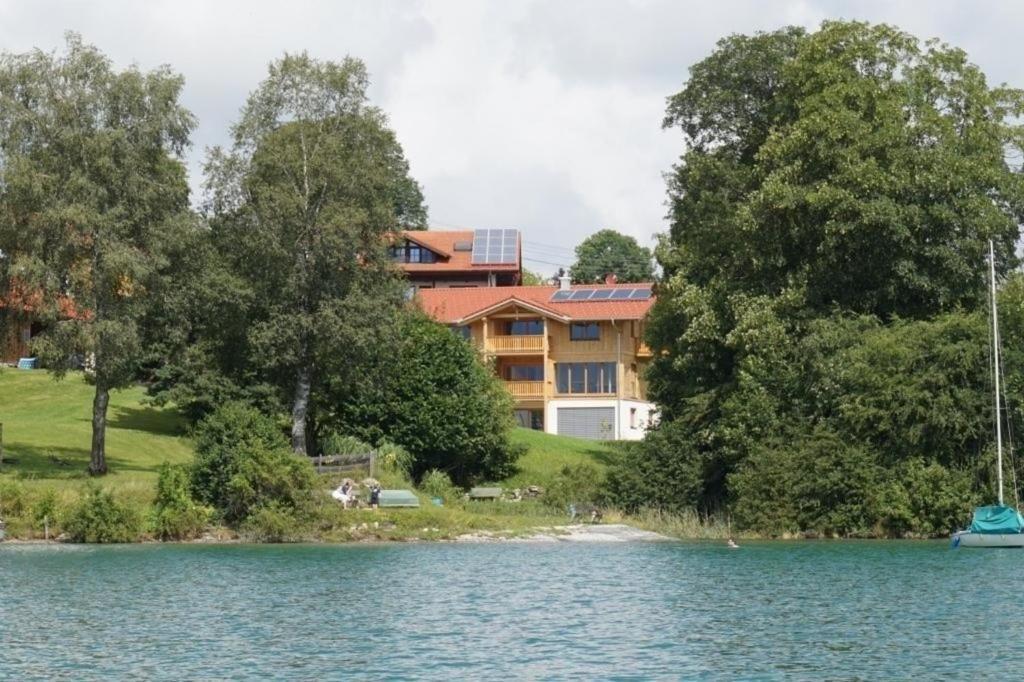 里登Tolles Ferienhaus in Dietringen mit Schönem Balkon und Neben dem Strand的湖畔房子