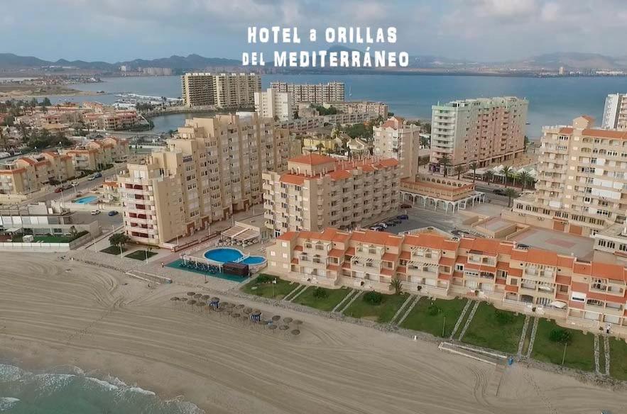 拉曼加戴尔马尔梅纳ApartHotel La Mirage的享有海滩的空中景色,拥有酒店和建筑