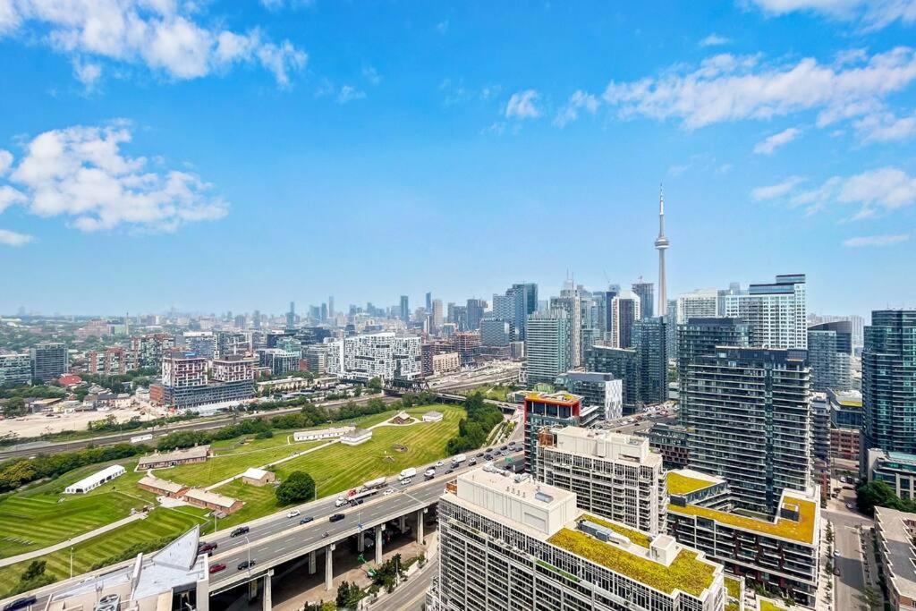 多伦多2 BR with Amazing city views, Free parking and pool的城市空中景观,建筑和高速公路