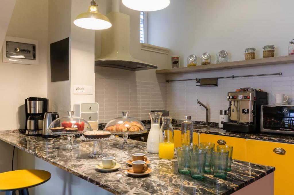 奥斯图尼Unico B&B Art Decor的厨房配有带玻璃杯的吧台