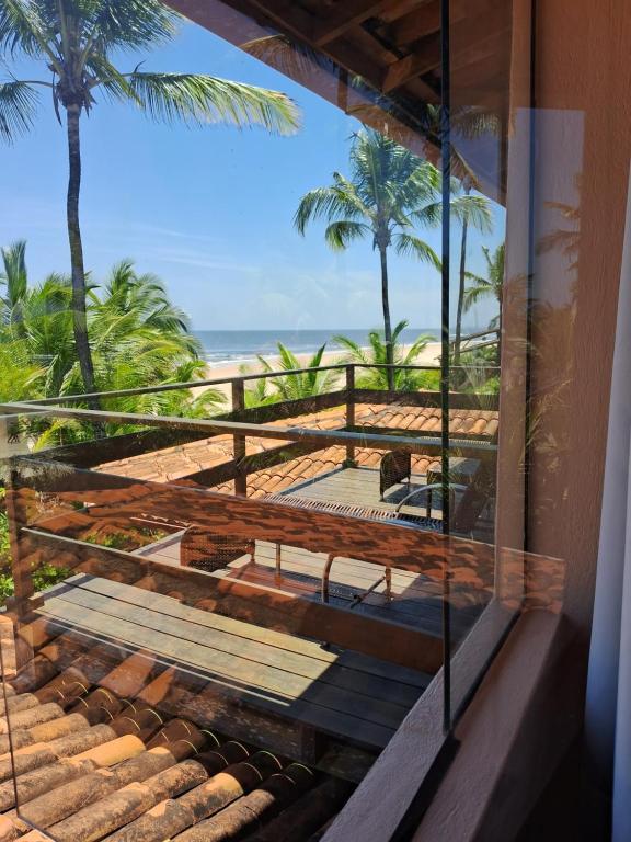 马劳Casa Del Mar的客房享有海滩和棕榈树的景致。