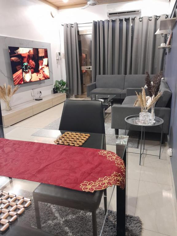瓦加杜古Glorymienmo的客厅配有沙发和桌子