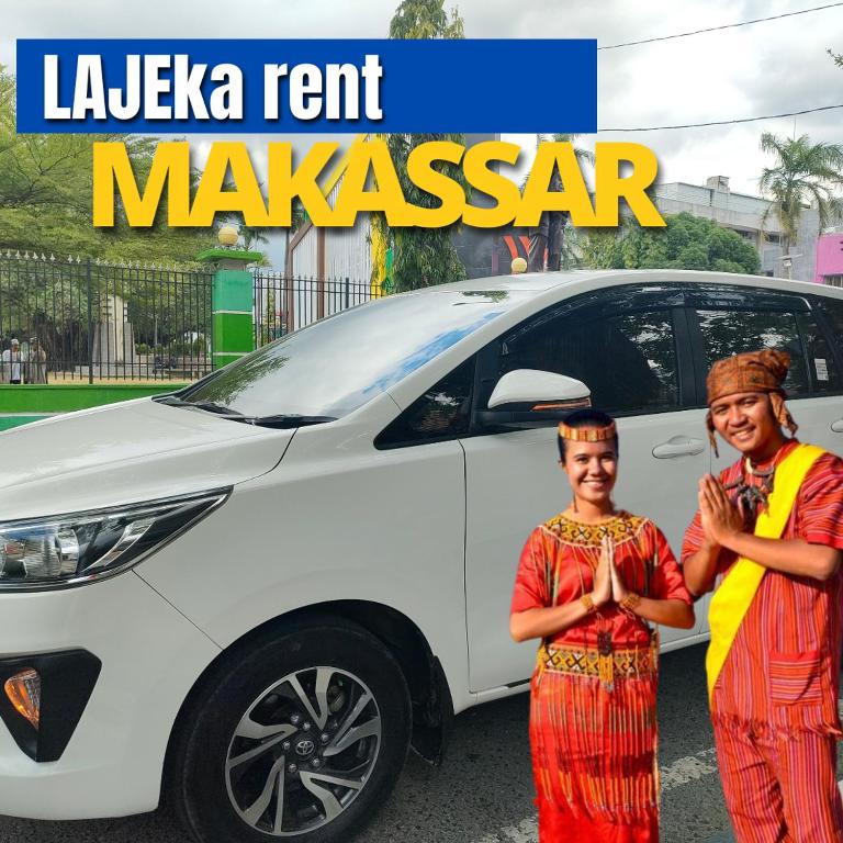 马卡萨Lajeka Rental Mobil Makassar的两名妇女站在一辆白车前面