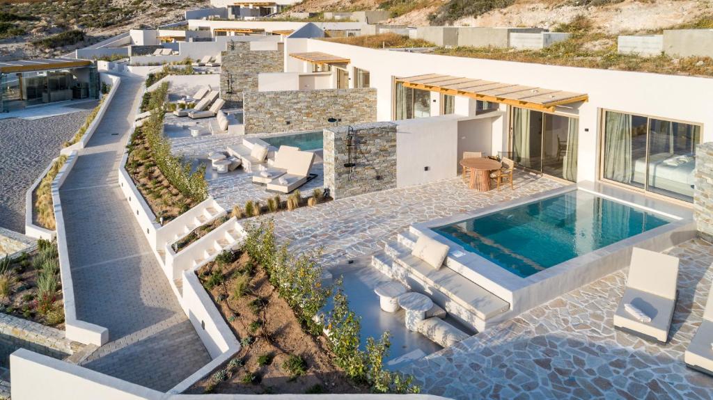 阿达玛斯Solus Suites Milos的享有带游泳池的别墅的空中景致